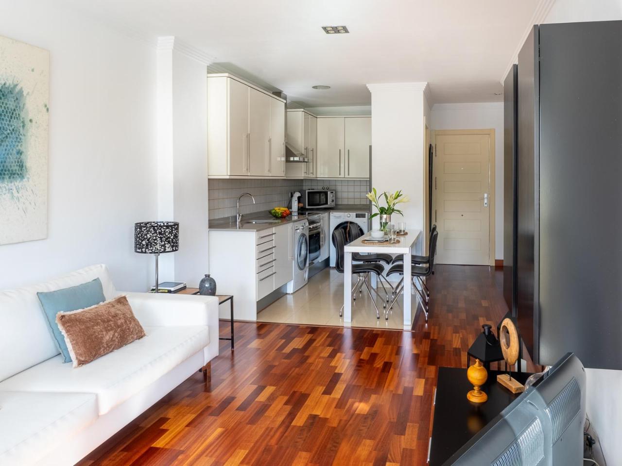 Abora Garden With Terrace, Pool, Extensive Gardens And Free Parking Apartment
